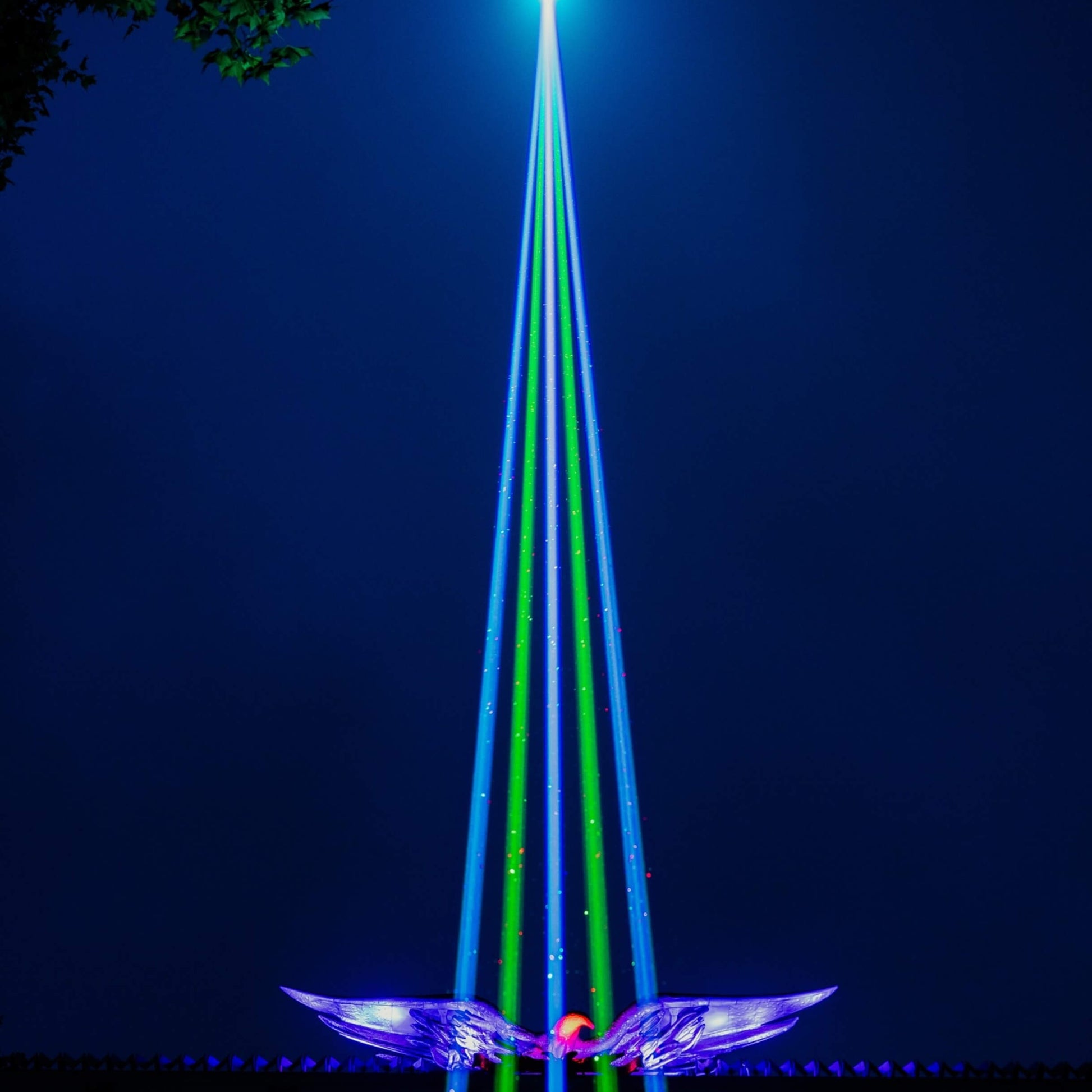 8-facet prism beam split effect for outdoor laser light show
