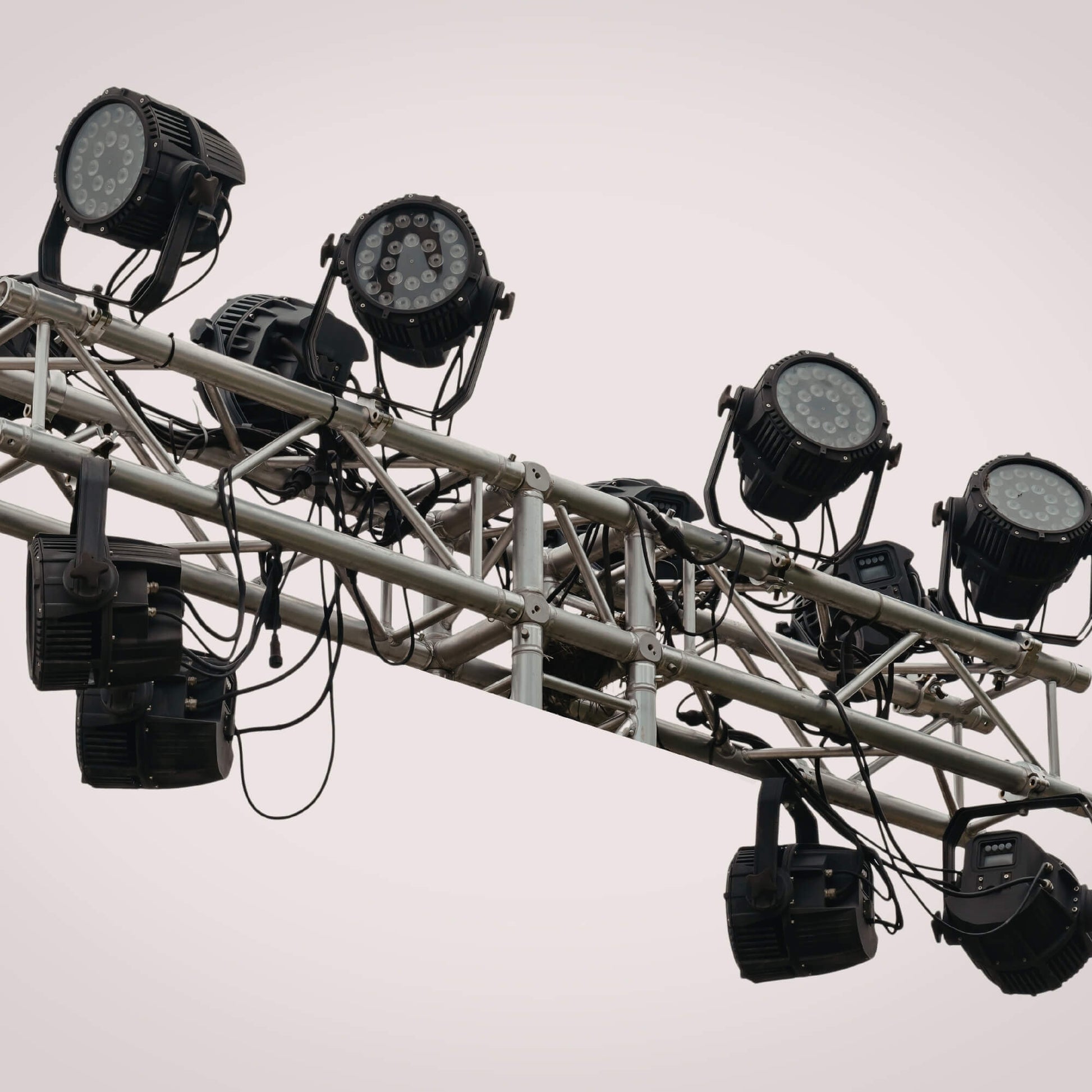 P9 RGBW par can light with mounting bracket